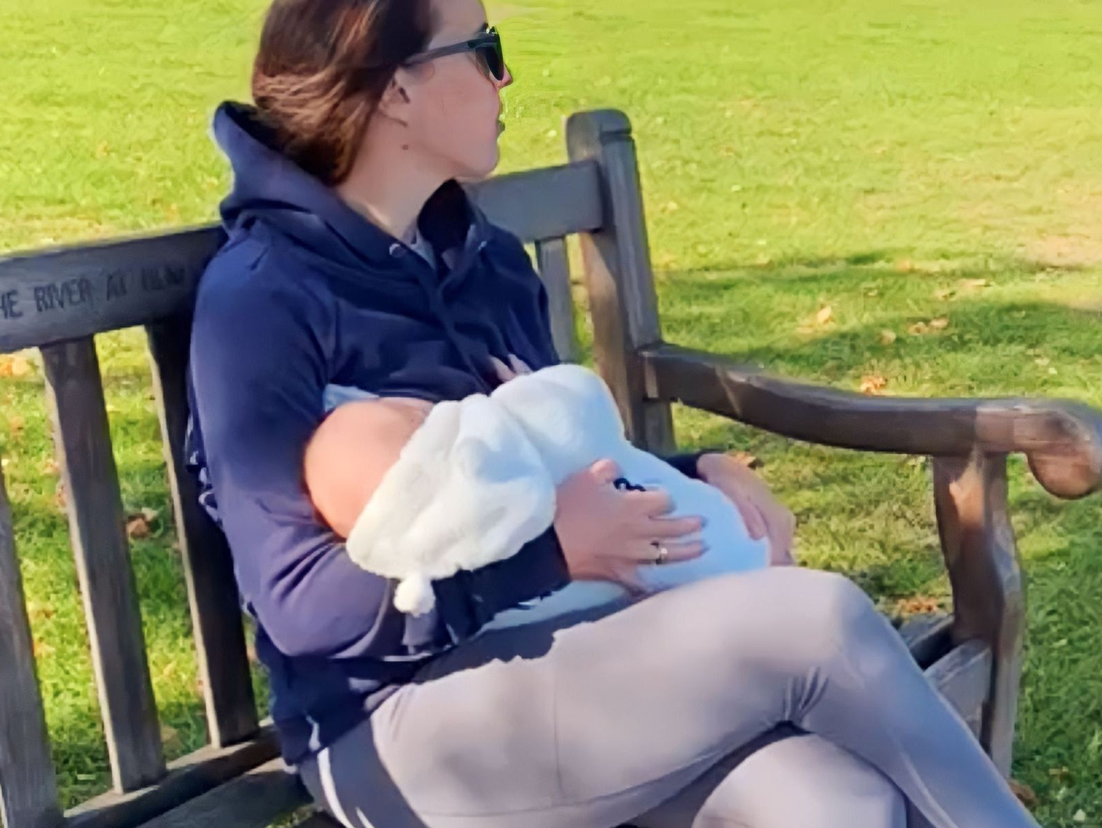 Breastfeeding in public – 10 tips for nursing mums